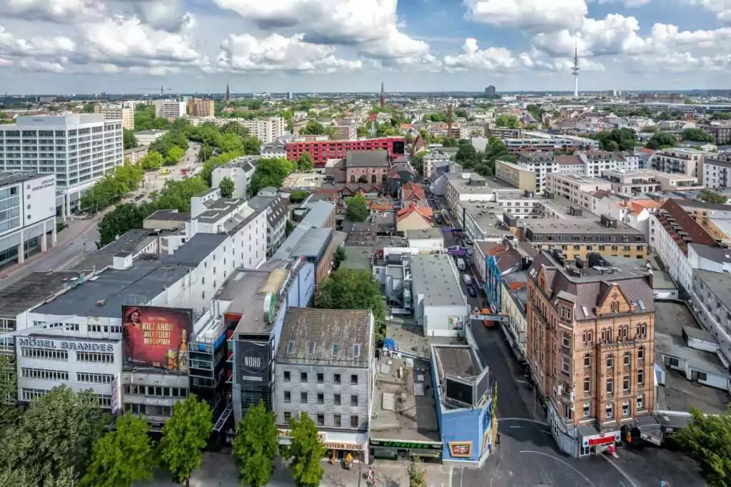 blick auf die reeperbahn in hamburg von einem hochhaus aus fotografiert. verwendet wurde ein canon zoom objektiv. anschliessend wurd das foto in adobe photoshop noch bearbeitet
