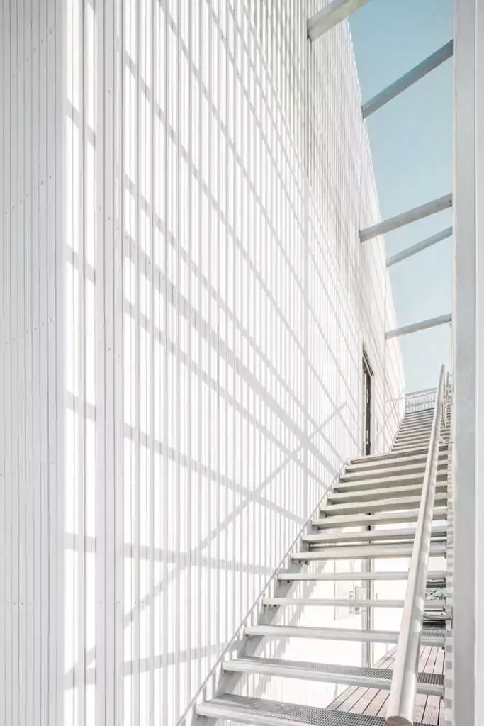 Architekturfotografie zeigt das neue Hafenmeistergebäude in Rostock