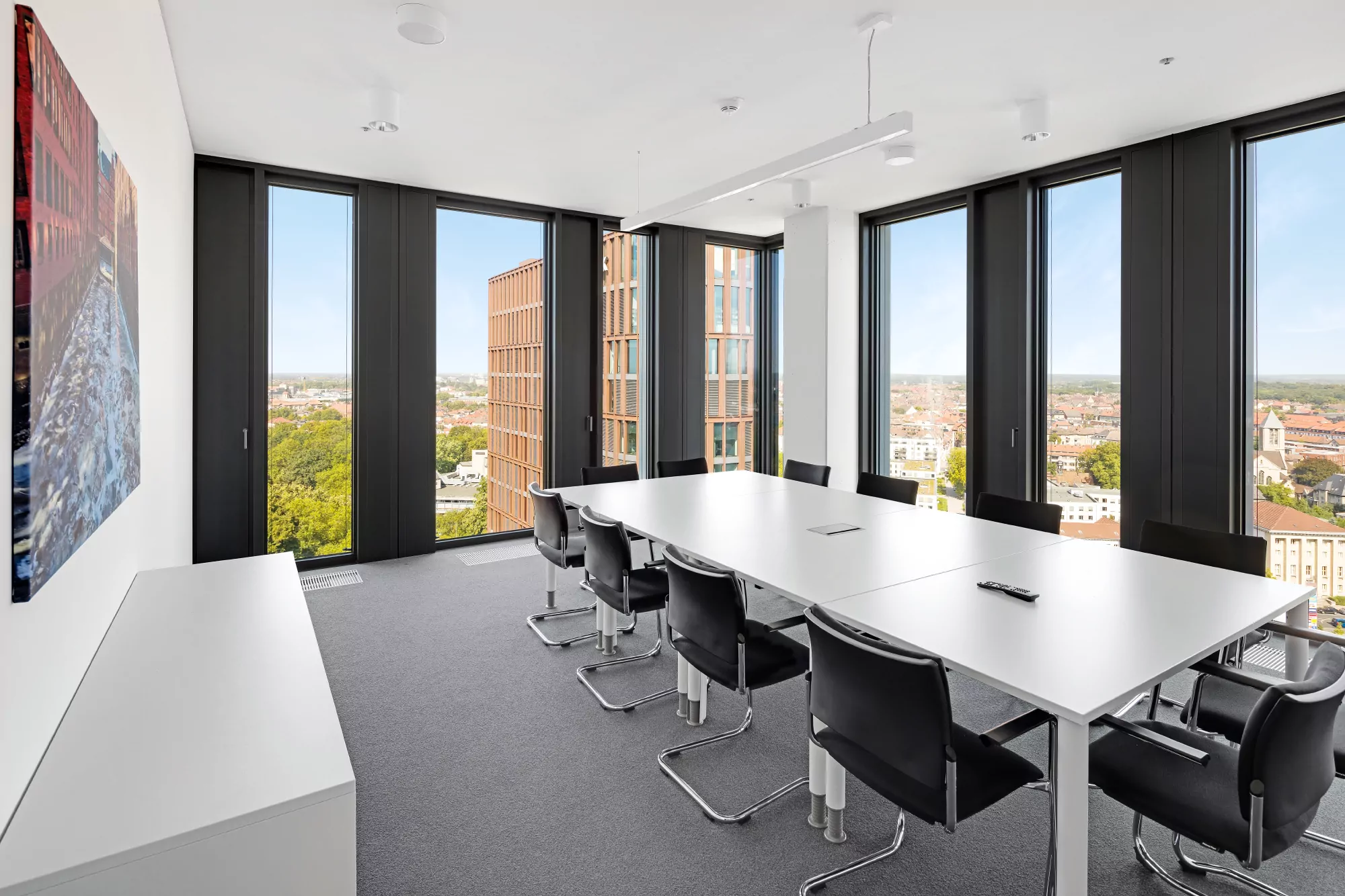 High end Interieurfotografie in Braunschweig. Hier wurde aus 7 Einzelbildern ein Hochkontrastmotiv erstellt. Der so entstandene Kontrastumfang ist auf herkömmliche Weise nicht zu erreichen. Als Beispiel dient hier der Besprechungsraum einer Etage im Brawo Park Braunschweig.